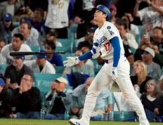 麻将胡了免费旋转-詹姆(mǔ)斯盛贊(zàn)库里：篮球界的“大谷翔平”