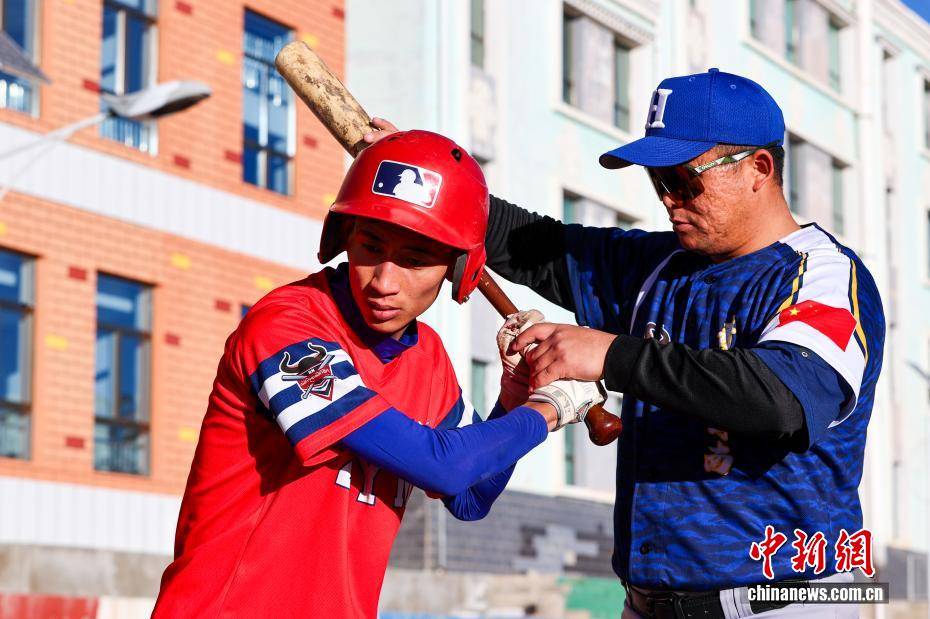 麻将胡了2-【图片故事】棒球(qiú)教(jiào)练华旦班玛：爲(wèi)高原牧区孩(hái)子揮(huī)出一条“梦想之(zhī)路(lù)”