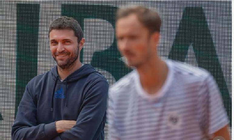 麻将胡了免费旋转-“克星”变教(jiào)練(liàn)!西蒙執(zhí)教(jiào)梅(méi)德韦杰夫遇(yù)挑战,美网后团队大調(diào)整(zhěng)